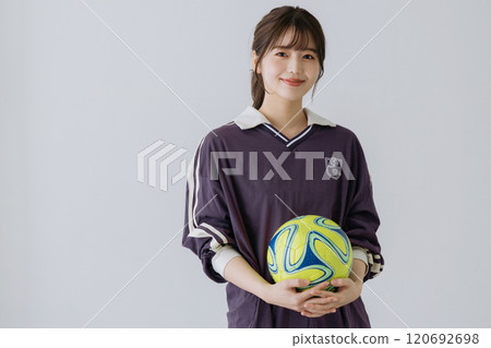 有足球的一名婦女 120692698