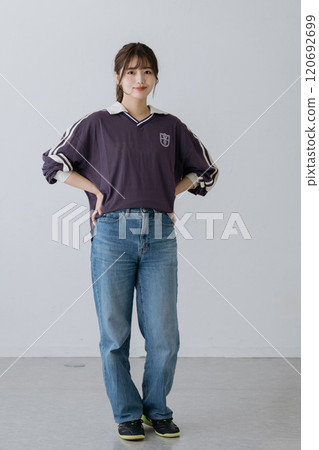 穿著足球服的女人 120692699