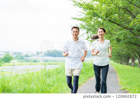 做跑步的資深夫婦 120692872