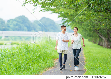 做跑步的資深夫婦 做跑步的資深夫婦 120692876