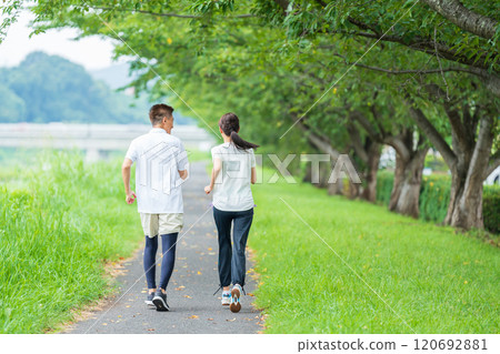 一對年長夫婦慢跑的背影 120692881