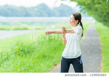 Senior women exercising 120692883