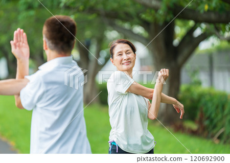 Senior couple stretching 120692900