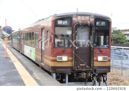 停靠在信樂高原鐵道貴部川站的柴油車 停靠在信樂高原鐵道貴部川站的柴油車 120692926