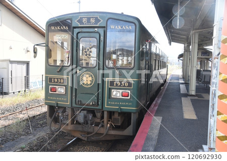 柴油車“若狹號”停在若狹鐵道“口毛站” 120692930
