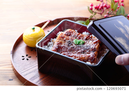 It looks just like grilled eel! Chikuwa and eel rice bowl (imitation eel) 120693071