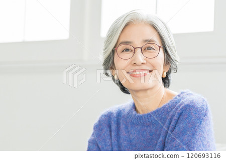 戴眼鏡的高級女人 120693116