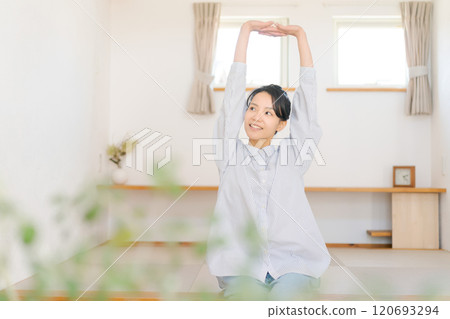 A woman growing in the living room 120693294