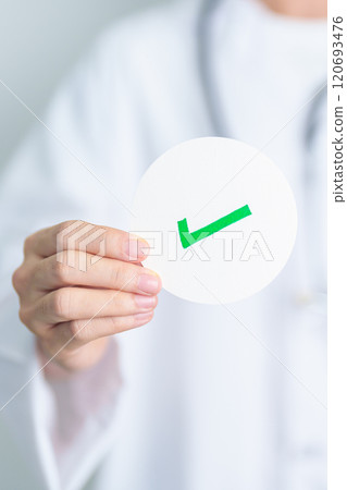 Doctor show Right symbol paper. True and false, accept and rejected, evaluation, Diagnosis, Vote, Poll, Yes or No, Health, Medical and Survey concepts Doctor show Right symbol paper. True and false, accept and rejected, evaluation, Diagnosis, Vote, Poll, Yes or No, Health, Medical and Survey concepts 120693476