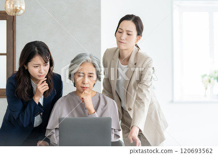 在辦公室工作的女商人 120693562