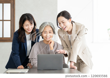 Business woman meeting in the office 120693566