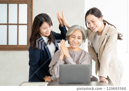 女商人在辦公室擊掌 120693568