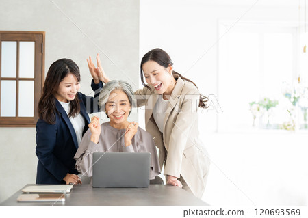 在辦公室工作的婦女 120693569