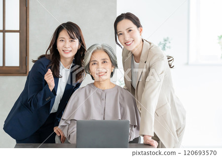 在辦公室工作的女商人 120693570