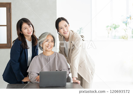 在辦公室工作的女商人 120693572