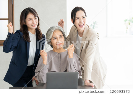 Business woman working in the office 120693573