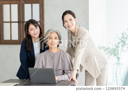 Business woman working in the office 120693574