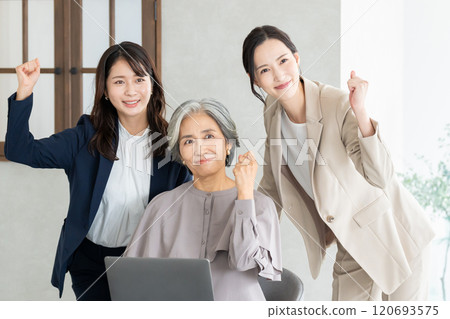 在辦公室工作的女商人 120693575