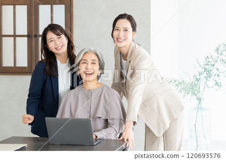 在辦公室工作的女商人 120693576