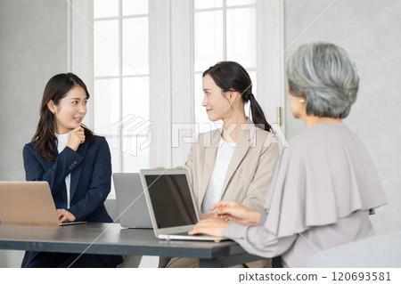 Business woman meeting in the office 120693581
