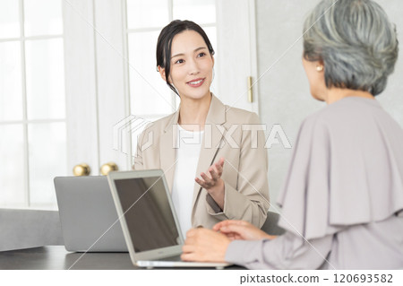 向高級女性解釋的女商人 120693582