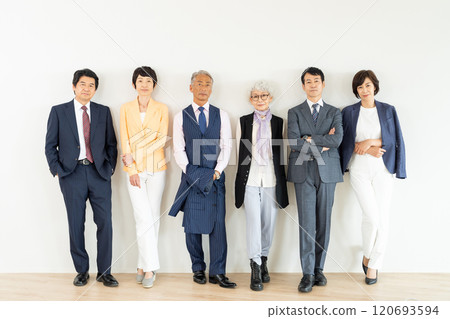 資深商人和職業女性 120693594