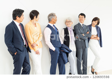 資深商人和職業女性 120693598