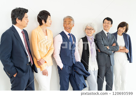 資深商人和職業女性 120693599