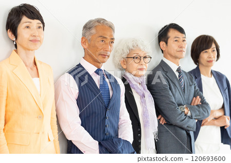資深商人和職業女性 120693600