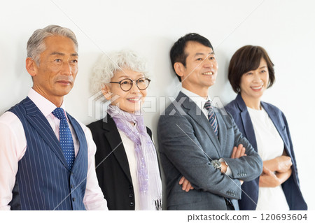 資深商人和職業女性 120693604