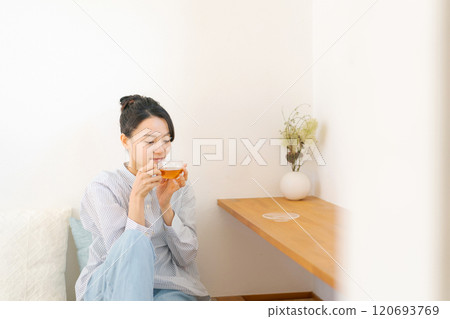 在櫃檯喝茶的女人 120693769
