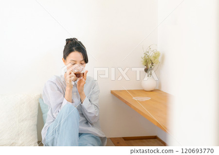 在櫃檯喝茶的女人 120693770