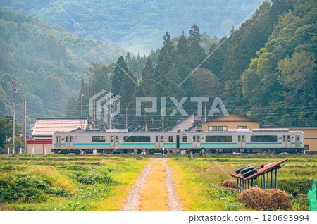 木崎湖畔行駛的電車【大町市】 120693994