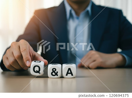 一名男子從三個寫有“Q&A”的白色立方體中抓起“Q” 一名男子從三個寫有“Q&A”的白色立方體中抓起“Q” 120694375