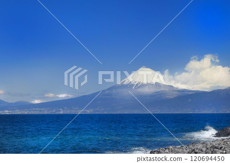 Snow-capped Mount Fuji seen from Suruga Bay 120694450