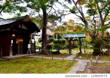 新潟縣長岡市,友岡山莊,楓園步道上的大門和秋葉 新潟縣長岡市,友岡山莊,楓園步道上的大門和秋葉 120694573