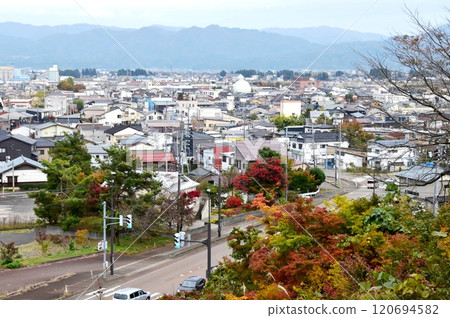 新潟縣長岡市,從楓樹園欣賞城市景觀 新潟縣長岡市,從楓樹園欣賞城市景觀 120694582