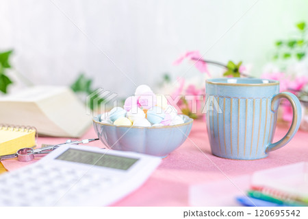 用學習工具準備的咖啡和大量的汽水 120695542