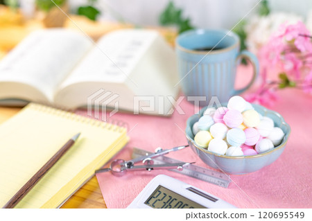 用學習工具準備的咖啡和大量的汽水 120695549