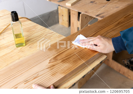Cedar board oil finish (walnut oil) 120695705