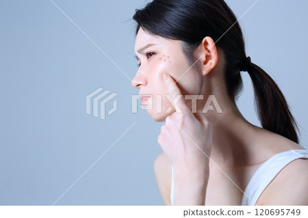 患有老年斑的女性形象 120695749