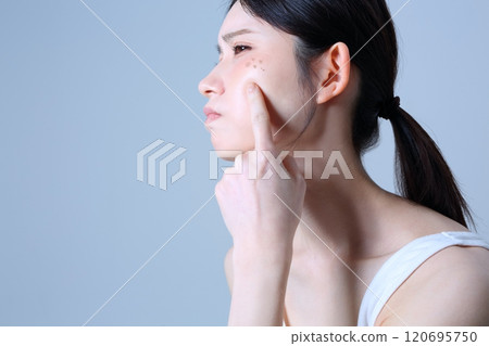 患有老年斑的女性形象 120695750