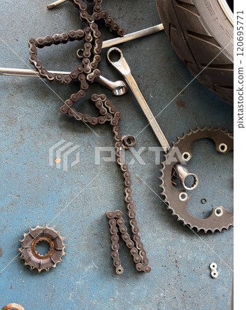 舊摩托車鏈條和鏈輪 120695771