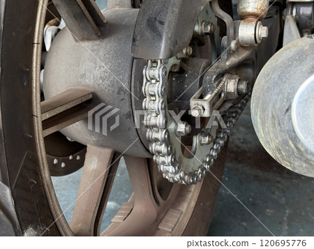更換鏈條的摩托車 120695776