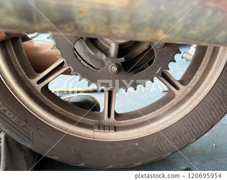 摩托車拆裝及更換鏈條維修 120695954