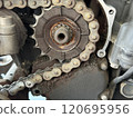 骯髒的自行車鏈條和鏈輪 120695956