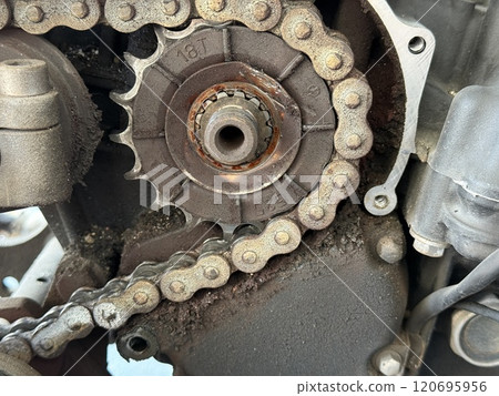 骯髒的自行車鏈條和鏈輪 骯髒的自行車鏈條和鏈輪 120695956