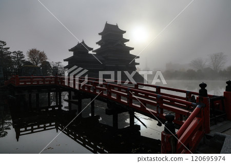 日本風景:晨霧中的松本城 日本風景:晨霧中的松本城 120695974
