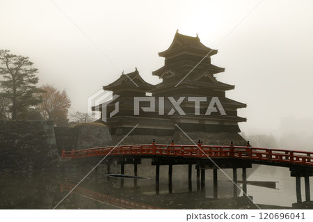 日本風景：晨霧中的松本城 120696041
