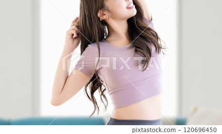 一個女人在客廳裡伸展 一個女人在客廳裡伸展 120696450